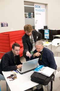 mj086840 konzentriertes Arbeiten in der DOK Indutry Lounge