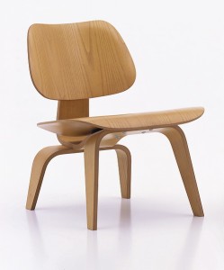 vitra-eames-lcw-lcw-leather-7885_p1 Stuhl aus der "Plywood group" (verformtes Schichtholz)