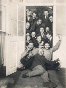 bauhaus-weimar ausgelassene Stimmung in Weimar: das Bauhaus feiert sein 90. Jubiläum - Bauhäusler um 1922 (Foto: Bauhaus-Archiv Berlin)