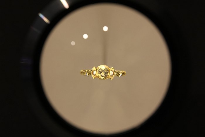 Ein in einem Grab gefundener Ring, gesehen bei