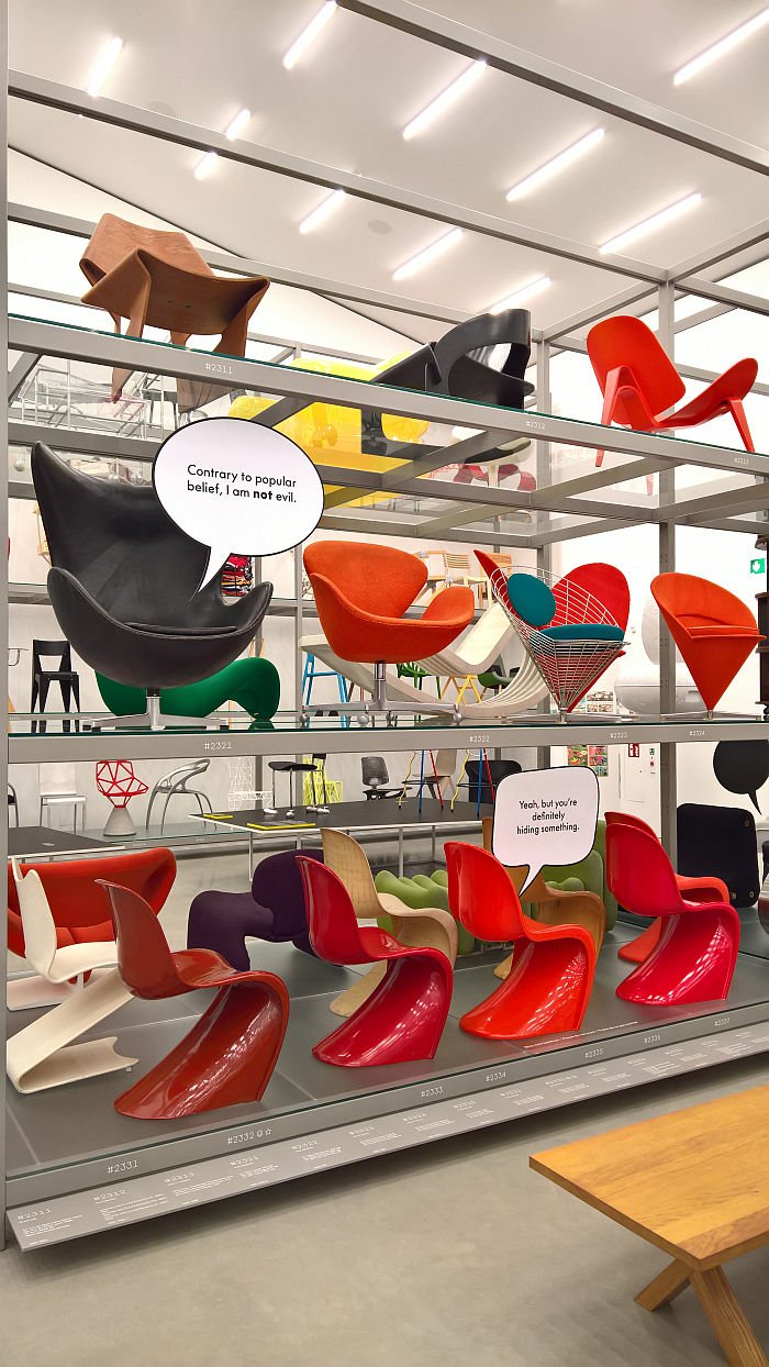 Verner Pantons gleichnamiger Stuhl im Gespräch mit Jacobsens Egg Chairpropagiert, gesehen bei