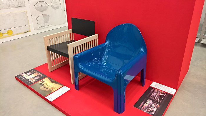 4794 für Kartell (r) and Rossini chair für B&B Italia (l), gesehen bei