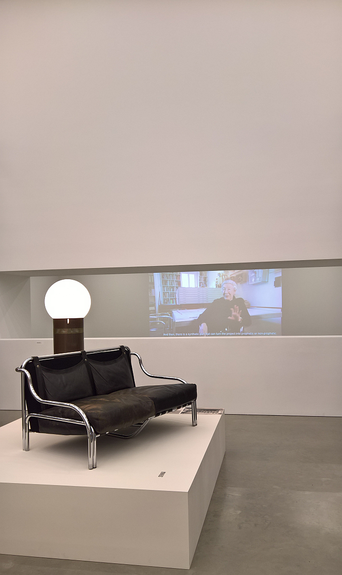 Stringa sofa für Poltronova und Oracolo für Artemide, gesehen bei
