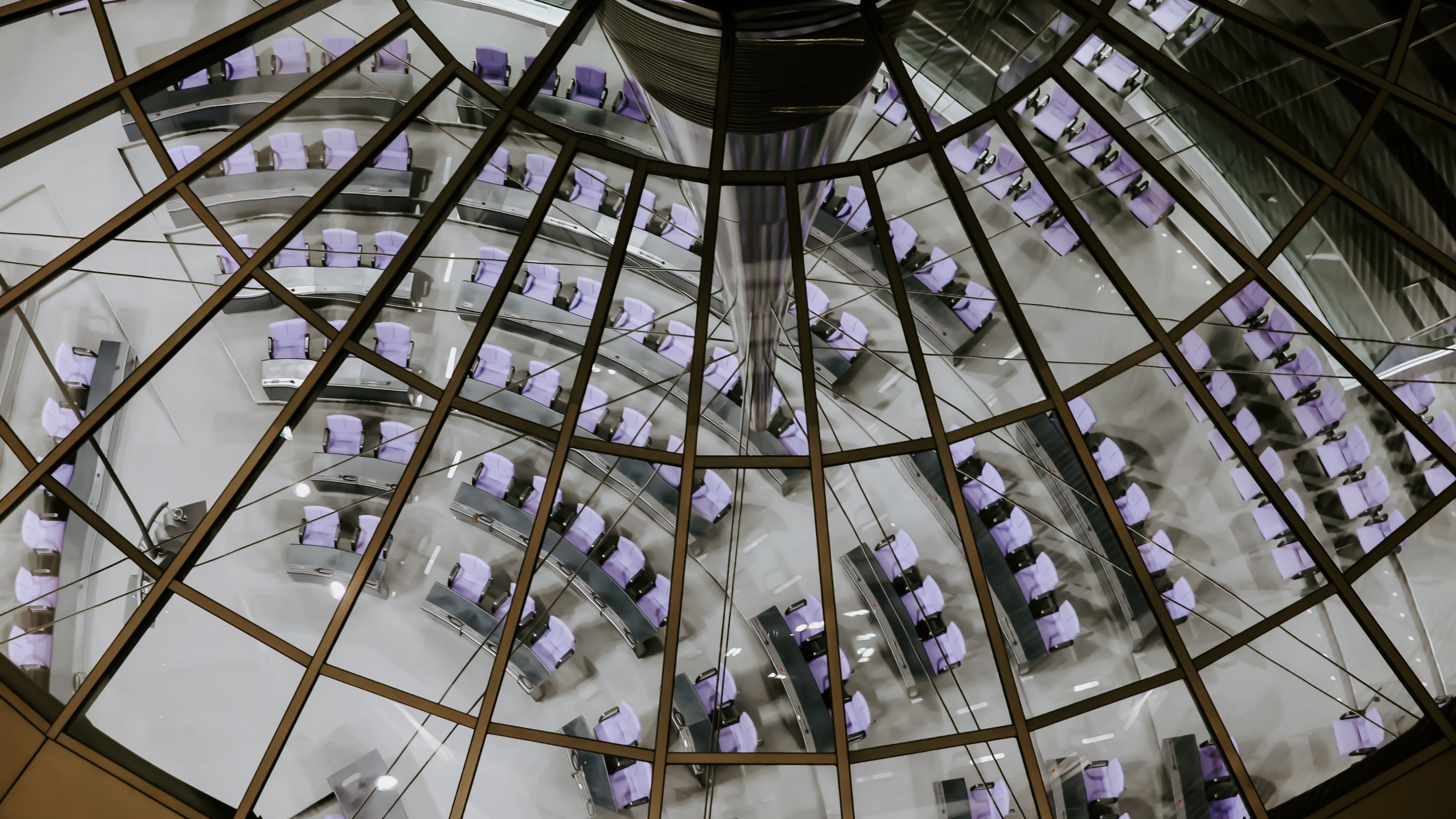 Bestuhlung im Deutschen Bundestag – so sitzen Politikerinnen und Entscheider