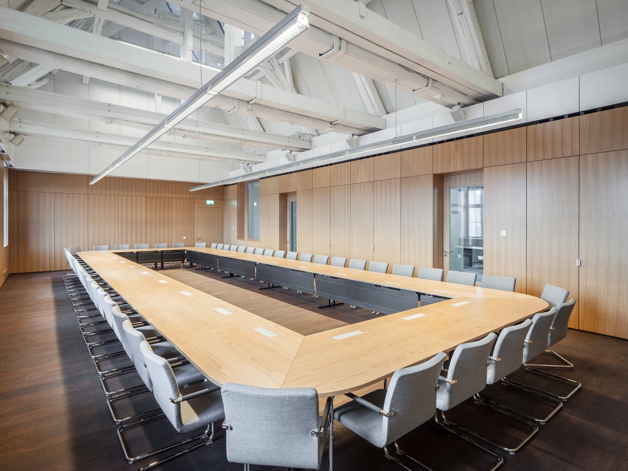 Konferenzraum mit Thonet Stühlen