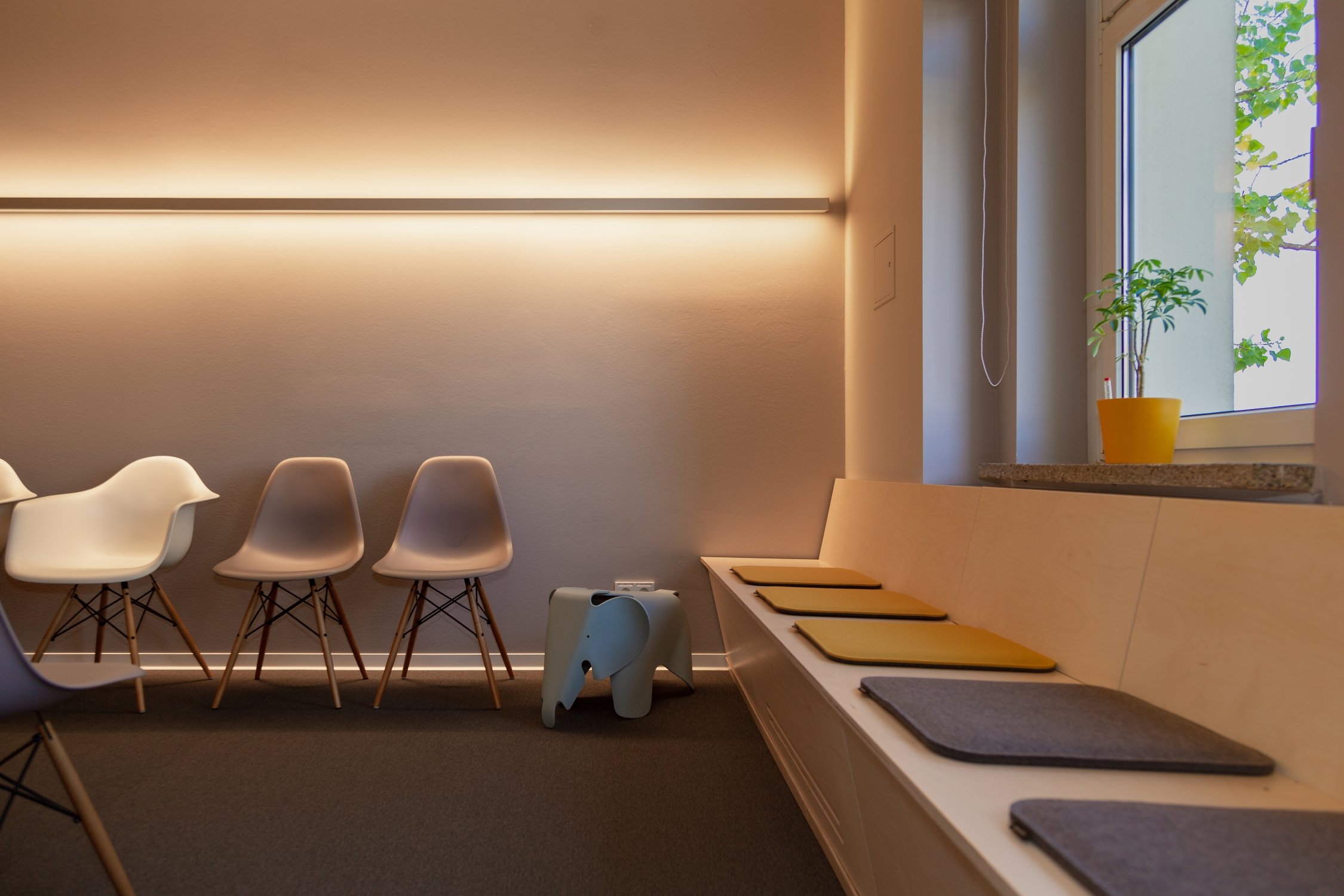 Wartezimmer Licht- und Farbkonzept